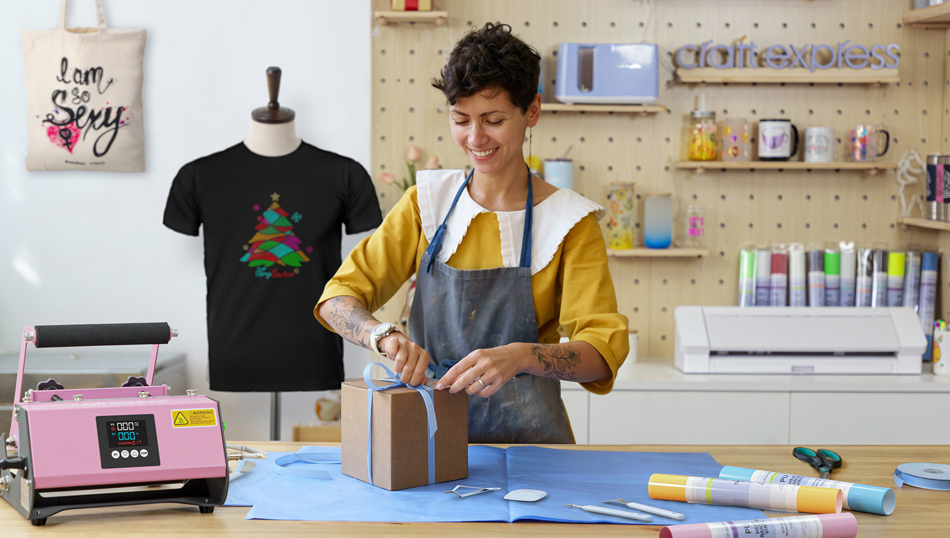 Mujer haciendo manualidades con productos Craft Express